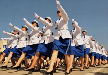 algerische-polizeiparade-frauen