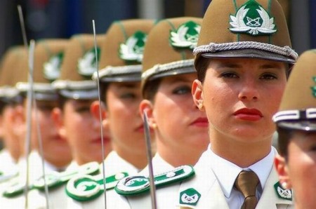 chilenische-polizistinnen-parade