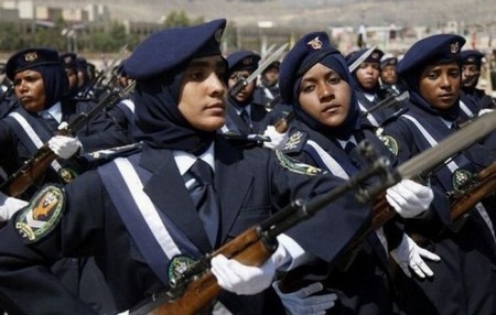 yemen-polizistin-parade